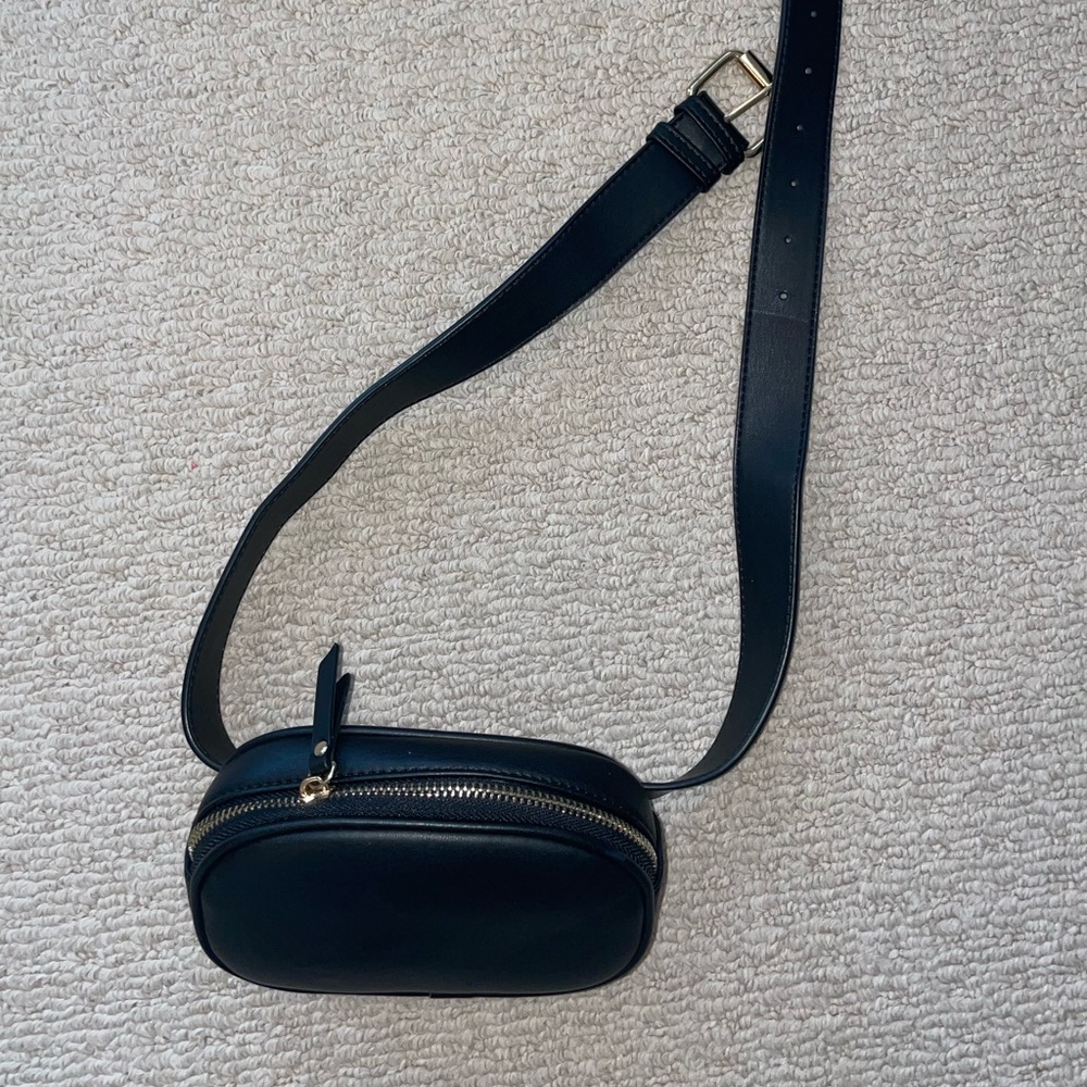 Black fanny pack only worn once to a concert.